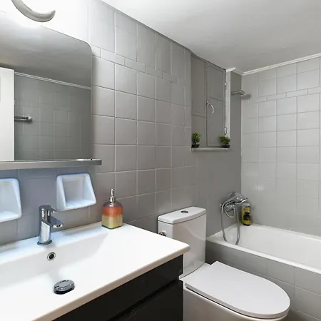 Homy Pagrati Flat 100 Mbps, 12' To Panathenaic Stadium, 5' To Metro Athens