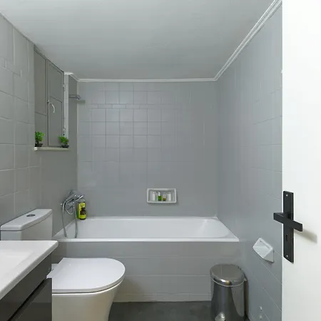 Homy Pagrati Flat 100 Mbps, 12' To Panathenaic Stadium, 5' To Metro * Athens